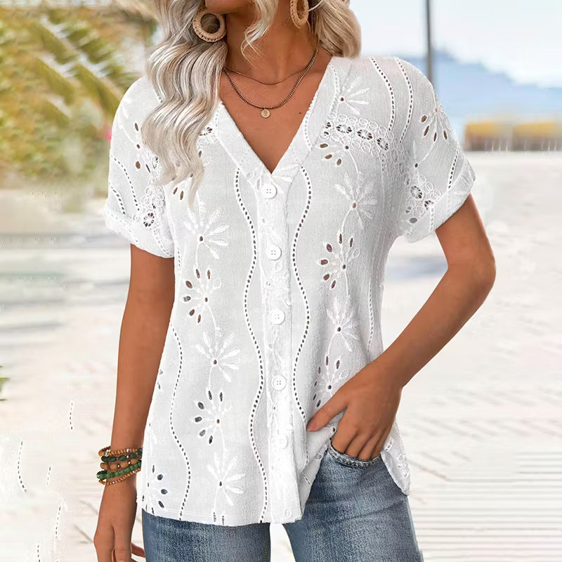 CAMISETA FEMENINA RETRO CON ESCOTE EN V Y BORDADO FLORAL EN ENCAJE