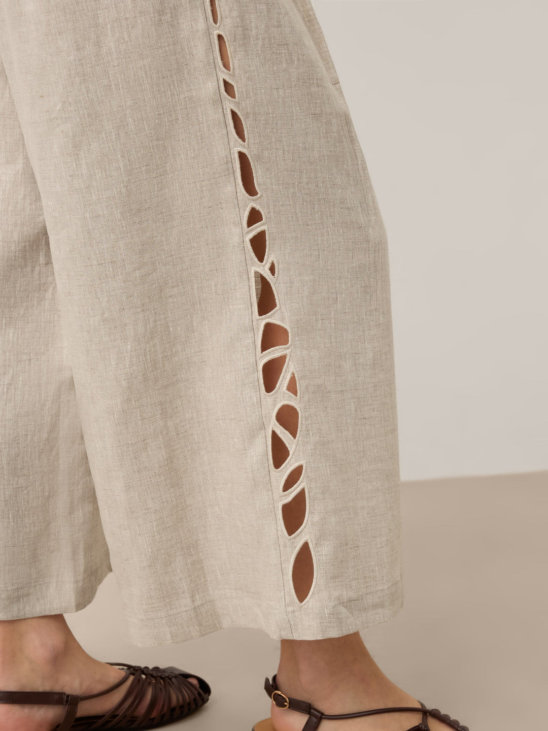 Ramona | Pantalón Ancho Cropped De Lino Con Detalle Calado Y Cintura Elástica