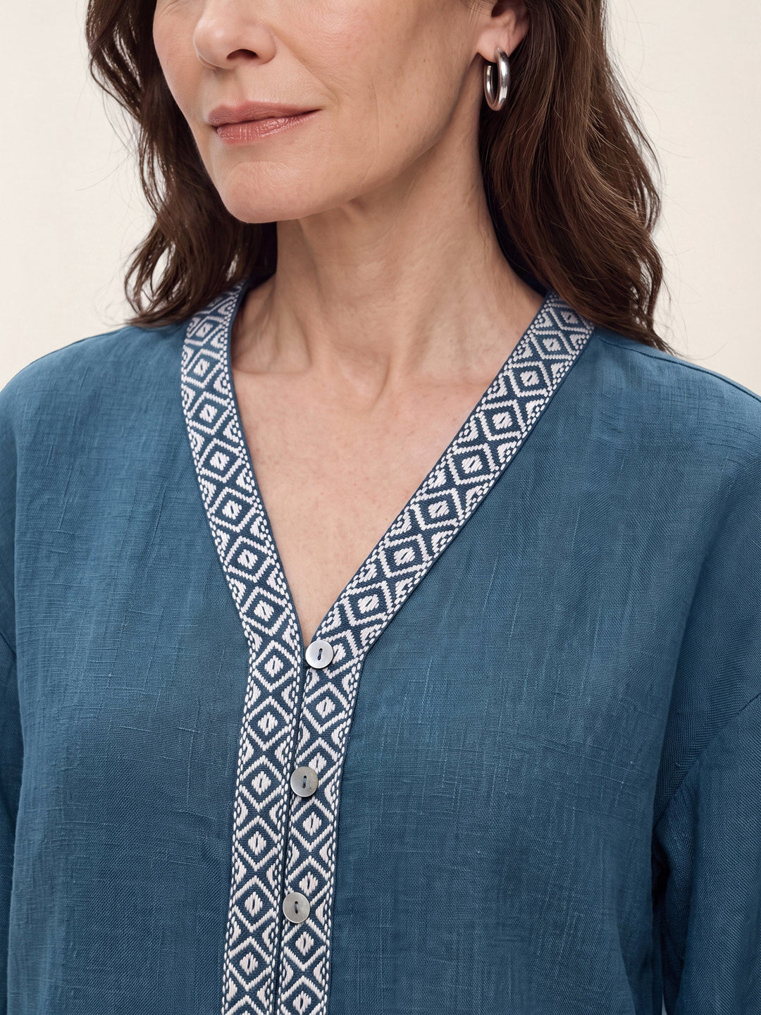 Soraya - Camisa De Lino 100% Con Escote En V Y Ribete Geométrico