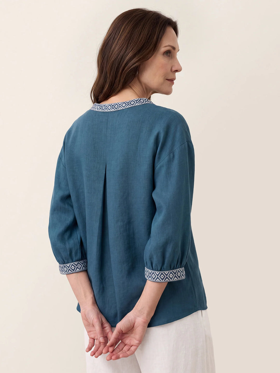 Soraya - Camisa De Lino 100% Con Escote En V Y Ribete Geométrico