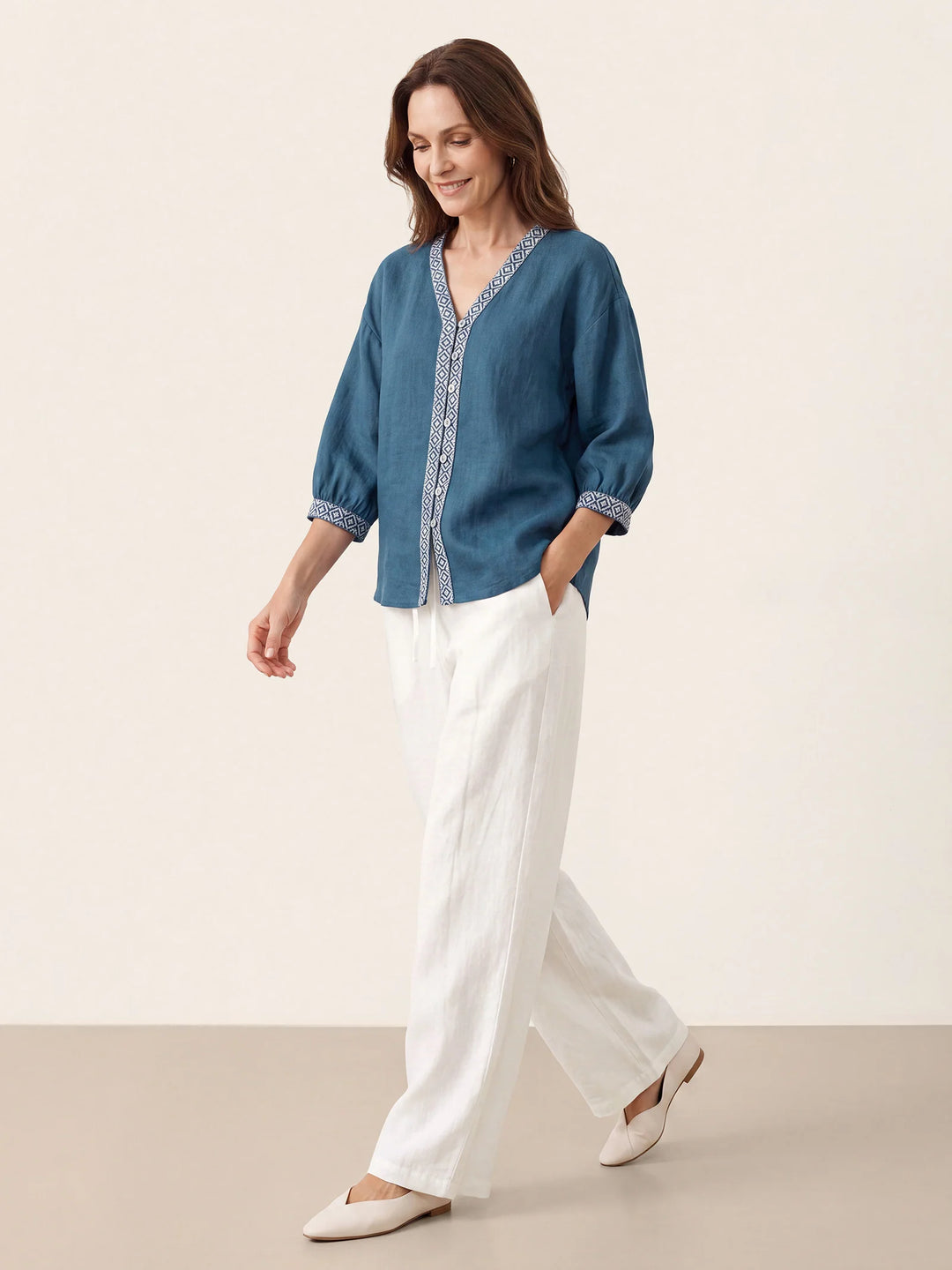 Soraya - Camisa De Lino 100% Con Escote En V Y Ribete Geométrico
