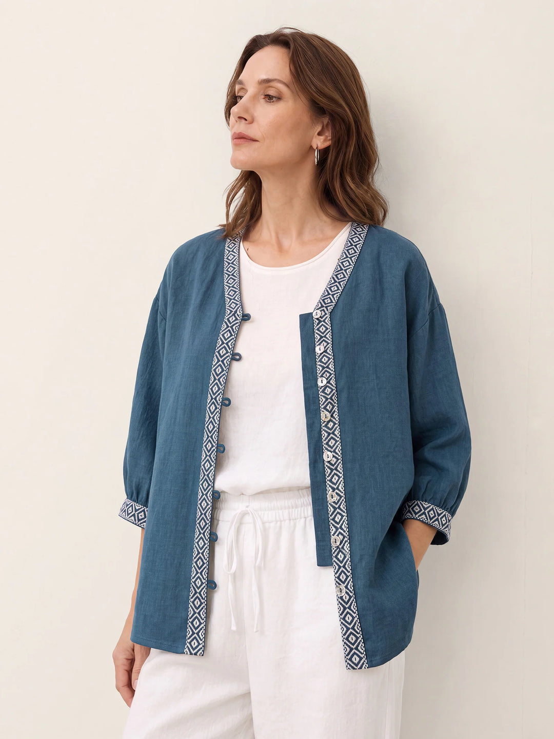 Soraya - Camisa De Lino 100% Con Escote En V Y Ribete Geométrico