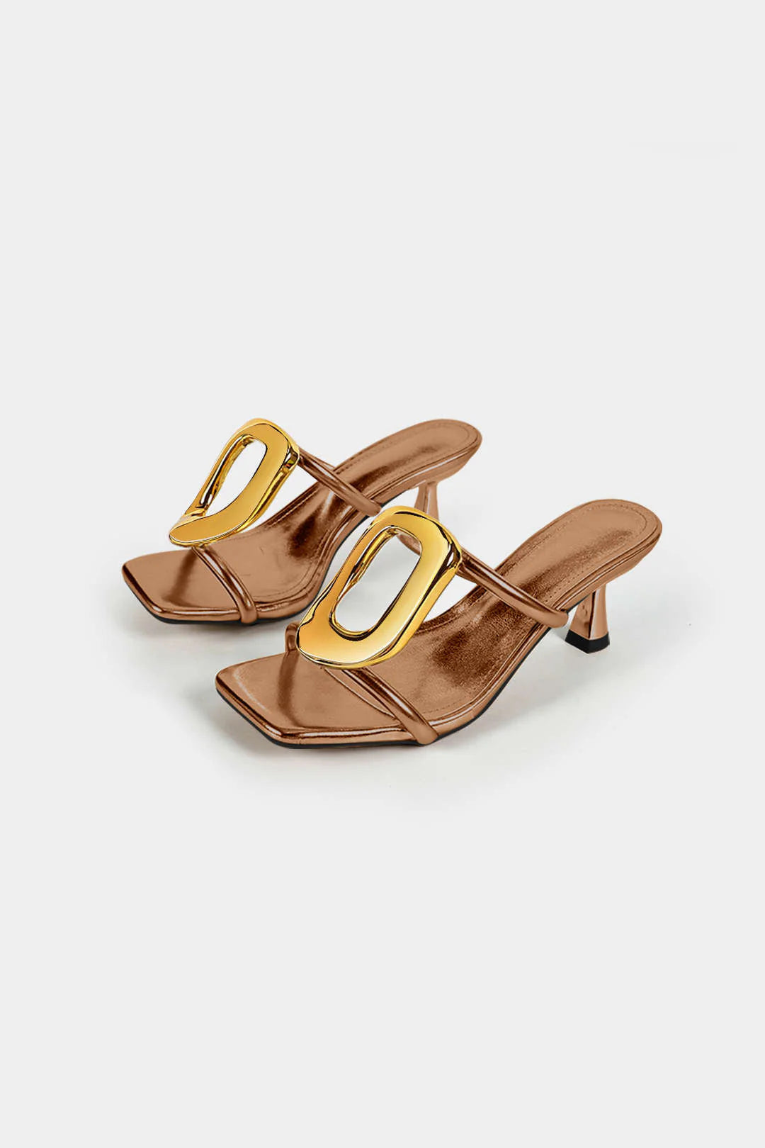 Tacones metálicos de punta cuadrada