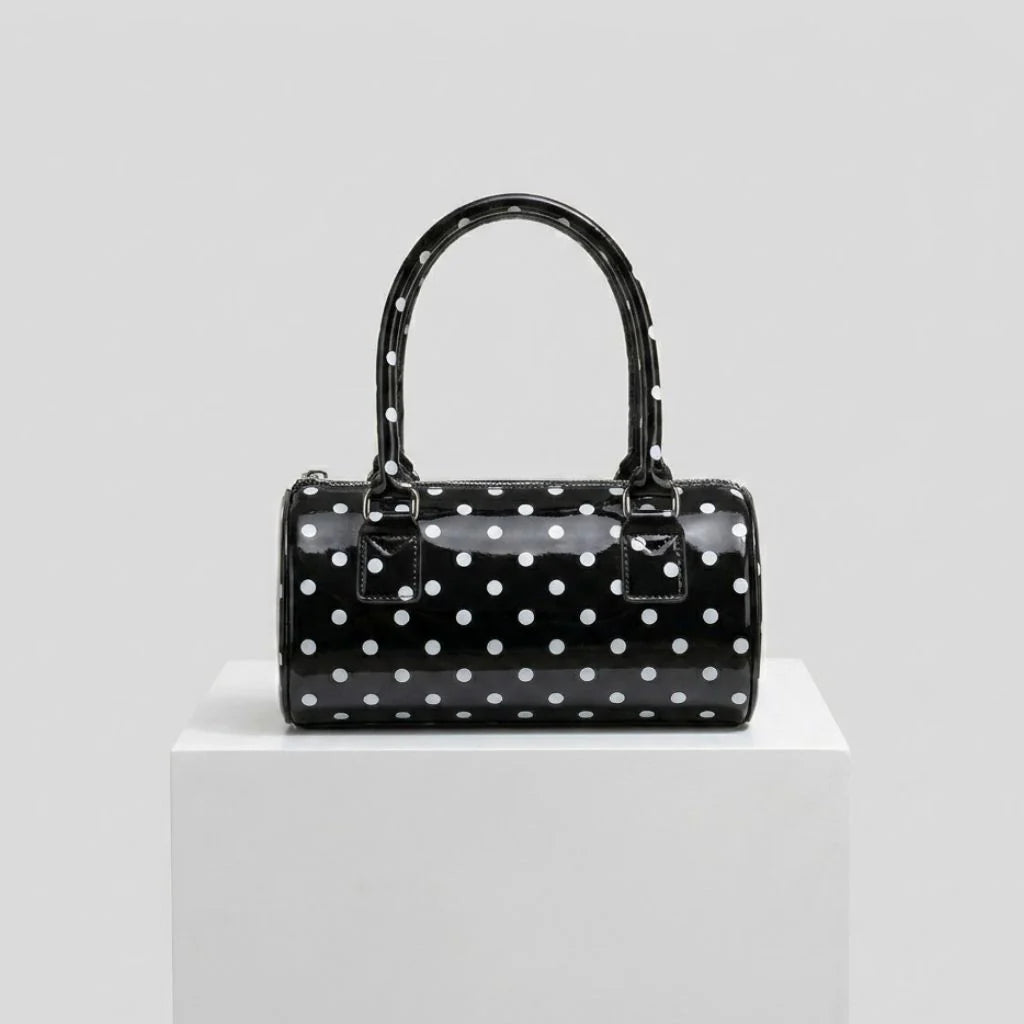 Bolso De Mano Compacto Con Patrón Distintivo Y Detalle Decorativo