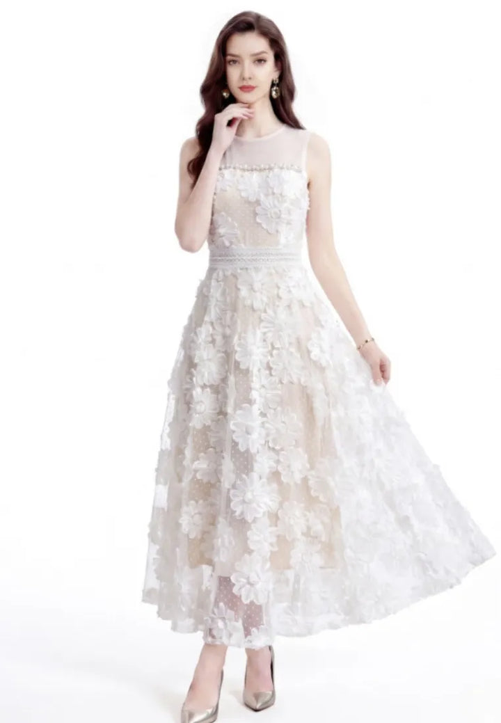 Vestido Maxi de Tule com Aplicações Florais 3D e Decote Bordado
