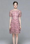 Vestido mini tul floral rosa con cuello peter pan y volantes k26061502