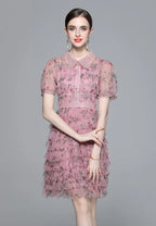 Vestido mini tul floral rosa con cuello peter pan y volantes k26061502