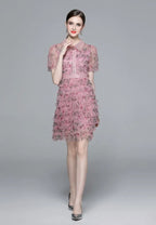 Vestido mini tul floral rosa con cuello peter pan y volantes k26061502