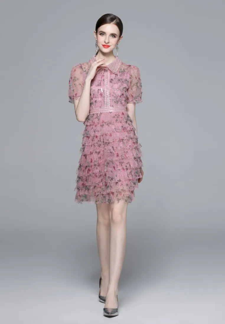 Vestido mini tul floral rosa con cuello peter pan y volantes k26061502