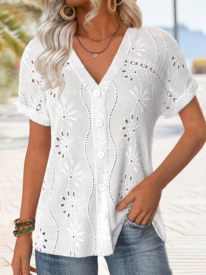 CAMISETA FEMENINA RETRO CON ESCOTE EN V Y BORDADO FLORAL EN ENCAJE