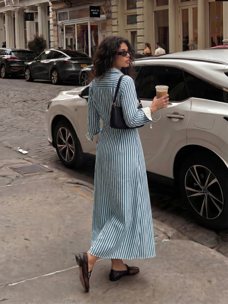 VESTIDO MIDI CAMISEIRO ÀS RISCAS COM BOLSOS, CINTURA ALTA E GOLA DE LAPELA