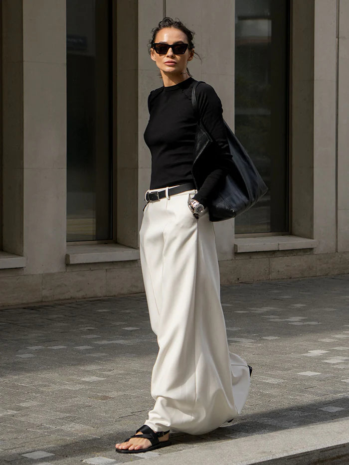 SAIA MIDI ELEGANTE EM COR LISA COM CORTE EM H