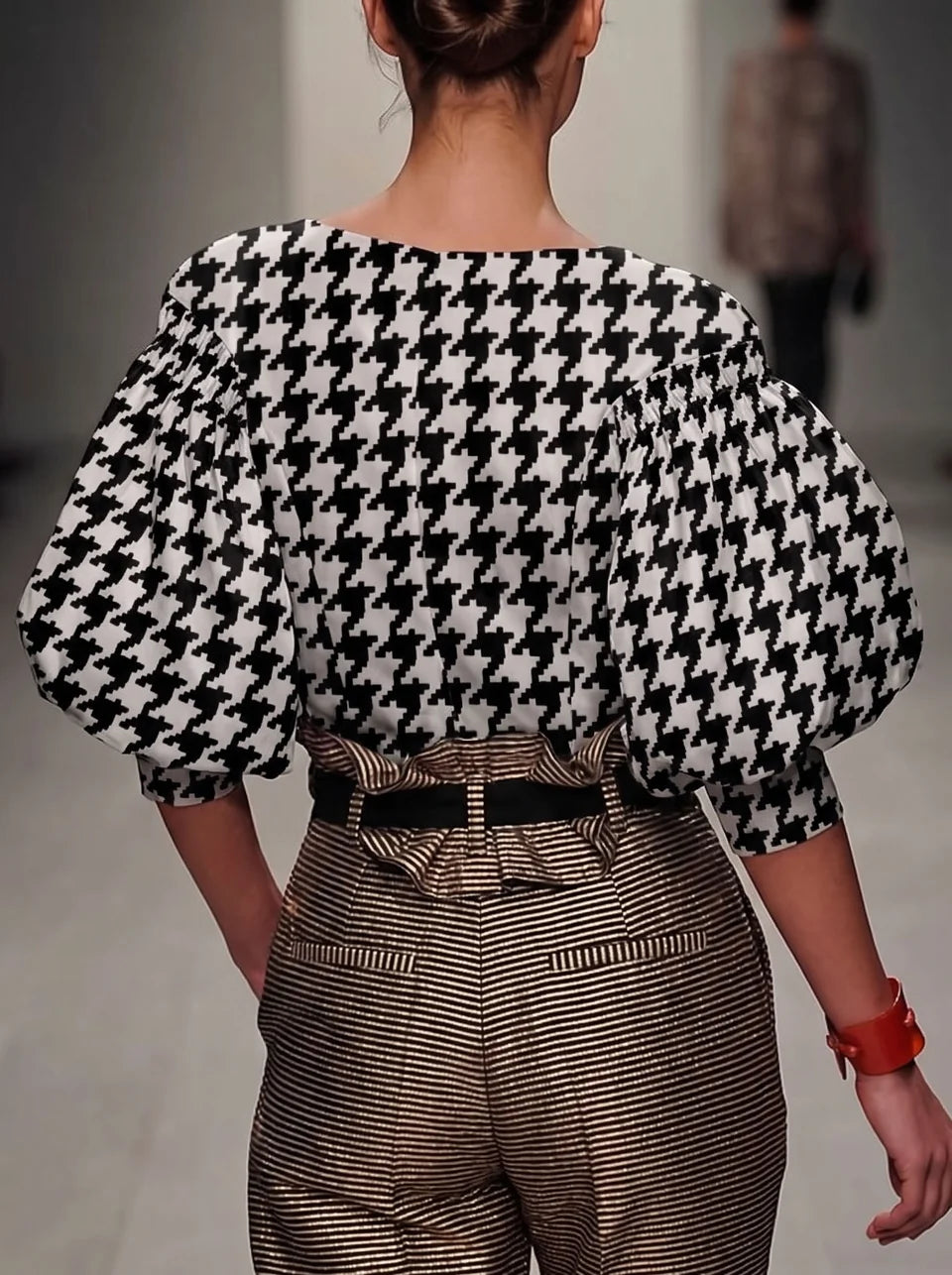 Blusa Suelta Con Estampado Pied-de-poule Y Mangas Abullonadas En Colores Contrastantes
