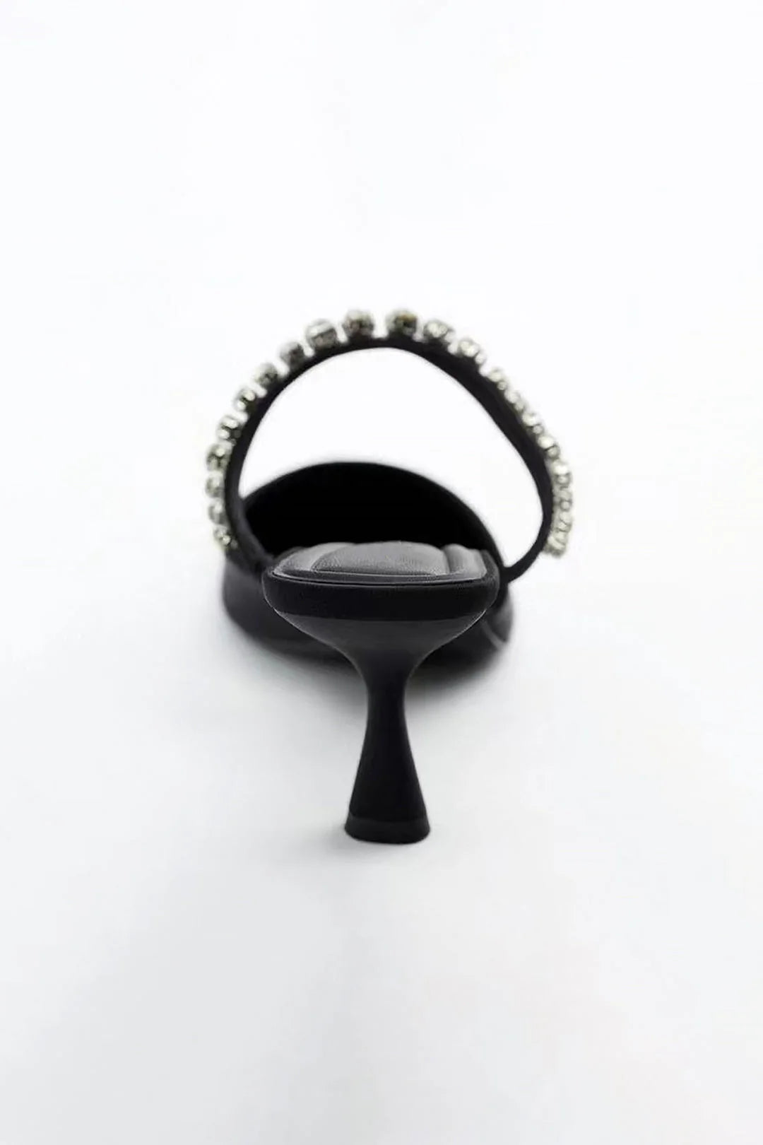 Sandalias de tacón alto con punta afilada adornadas con strass