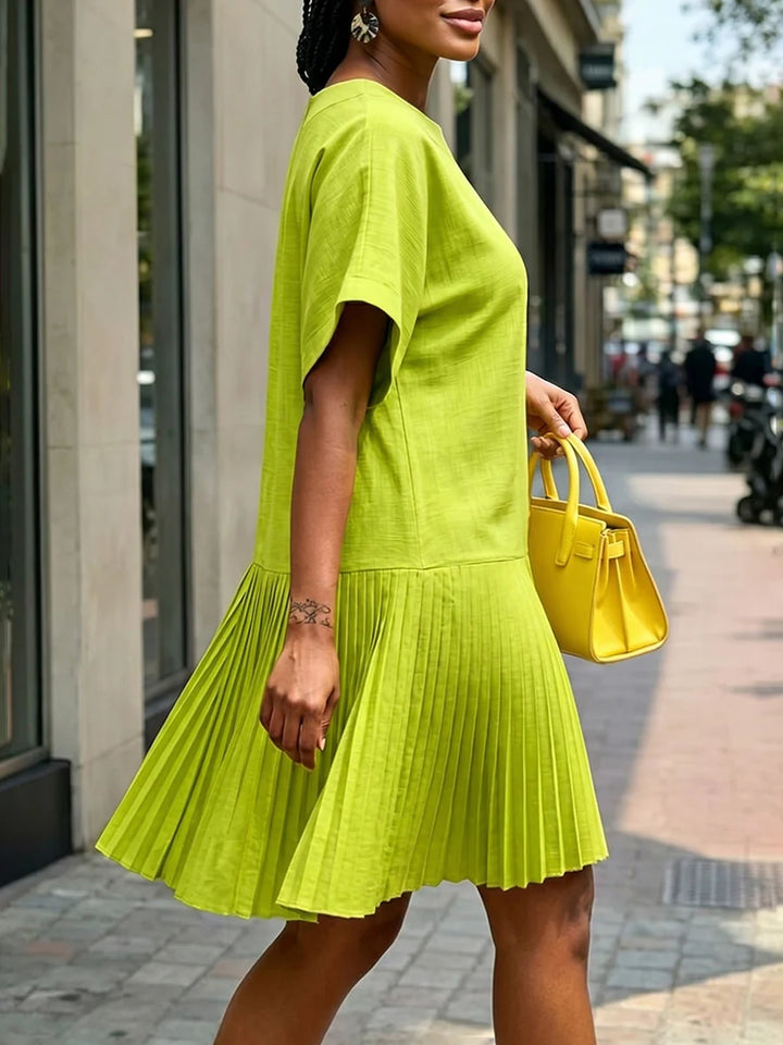 VESTIDO CURTO PLISSADO SOLTO EM ALGODÃO COM GOLA REDONDA E MANGA CURTA