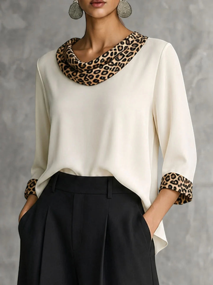 Blusa Solta Com Estampado Leopardo Contraste, Gola Alta E Manga Três Quartos