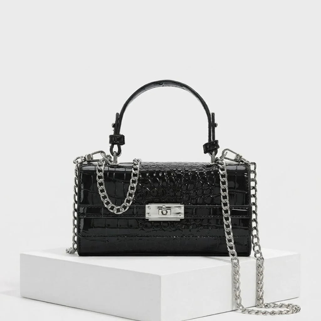 Structured Clutch with Elegant Texture and Chain for Sophisticated Occasions