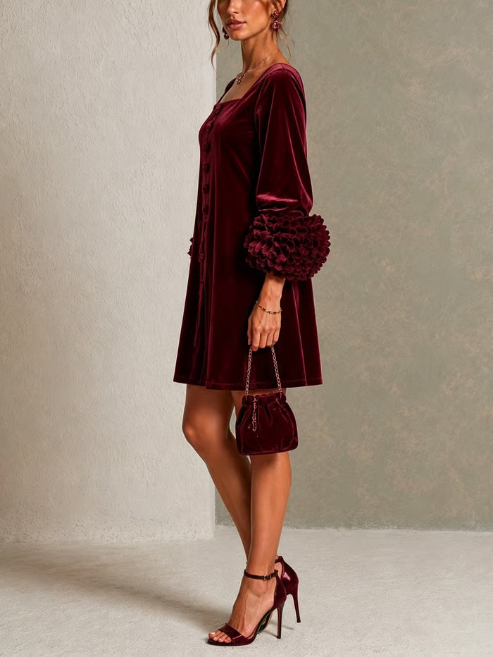 VESTIDO MINI DE TERCIOPELO BURDEOS CON BOTONES Y PUÑOS FLORALES 3D VOLUMINOSOS