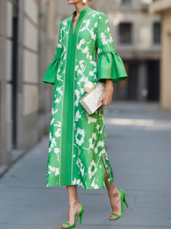 VESTIDO MAXI SOLTO DE MANGA SINO COM ESTAMPADO FLORAL, PLISSADO, BOLSOS E ABERTURA LATERAL