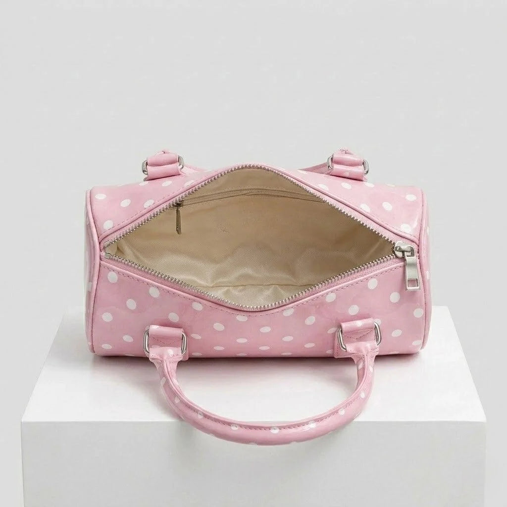 Bolso De Mano Compacto Con Patrón Distintivo Y Detalle Decorativo