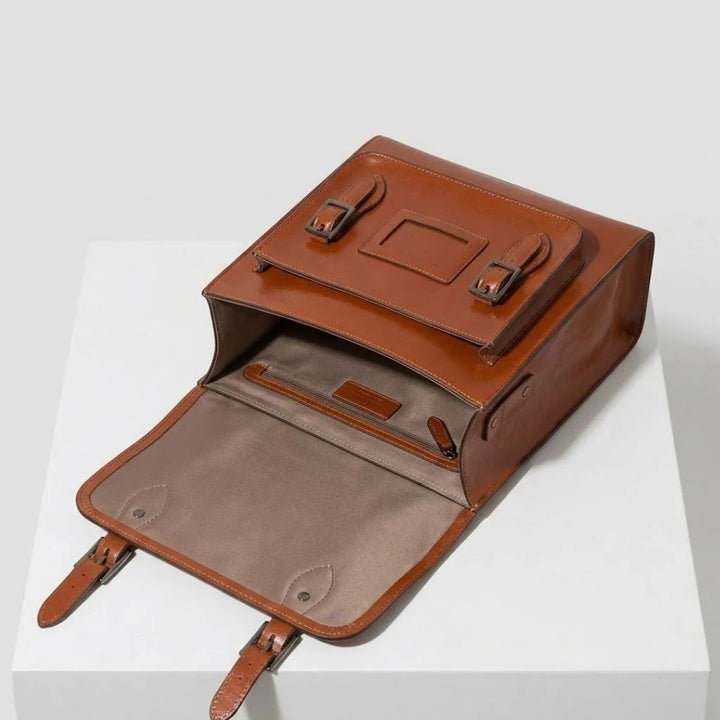 Mochila Estructurada Con Solapa Clásica Y Asa Versátil