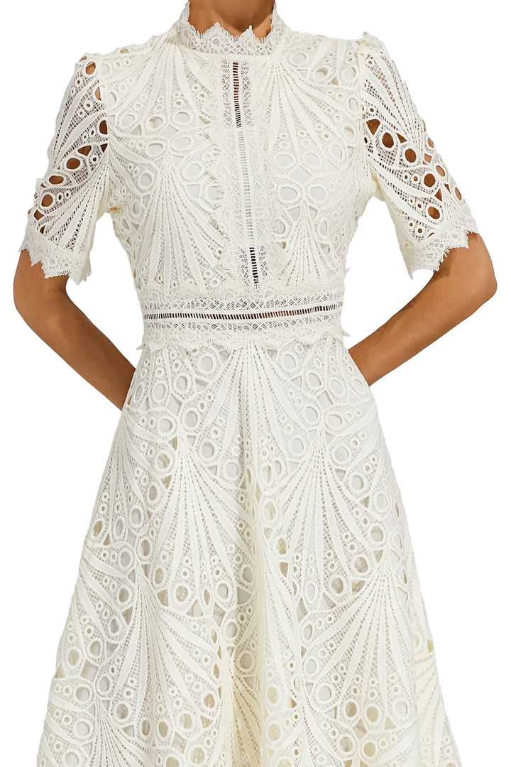 Pedro | vestido midi de renda e requinte