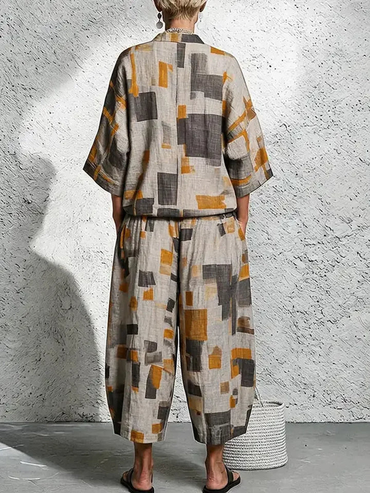 Conjunto Dos Piezas: Blusa Estampada Con Escote En V Y Manga Tres Cuartos + Pantalón Cropped Con Elástico Y Bolsillos