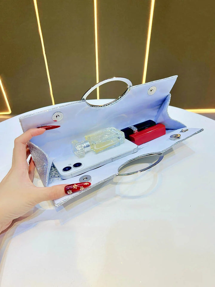 BOLSA DE NOITE COM LANTEJOULAS, STRASS E CORRENTE