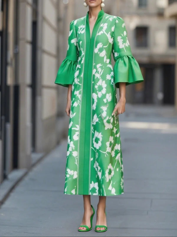 VESTIDO MAXI SOLTO DE MANGA SINO COM ESTAMPADO FLORAL, PLISSADO, BOLSOS E ABERTURA LATERAL