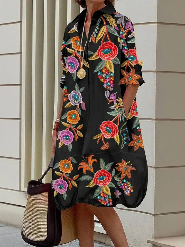 VESTIDO MIDI CAMISEIRO EM CORTE EM A DE MANGA MÉDIA COM BOTÕES, ESTAMPADO FLORAL EM CONTRASTE E BOLSOS
