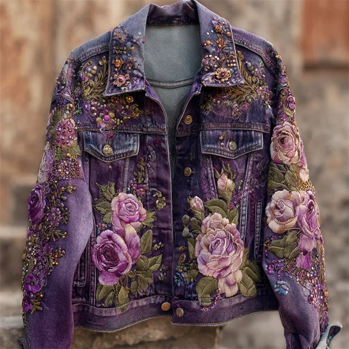 Elegante Chaqueta Vaquera Teñida Con Bordados De Rosas Moradas Brillantes