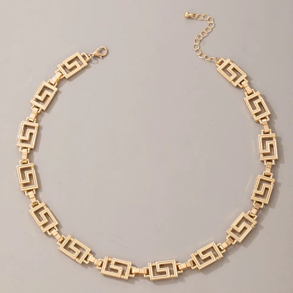 Collar Corto Retro Dorado con Patrón