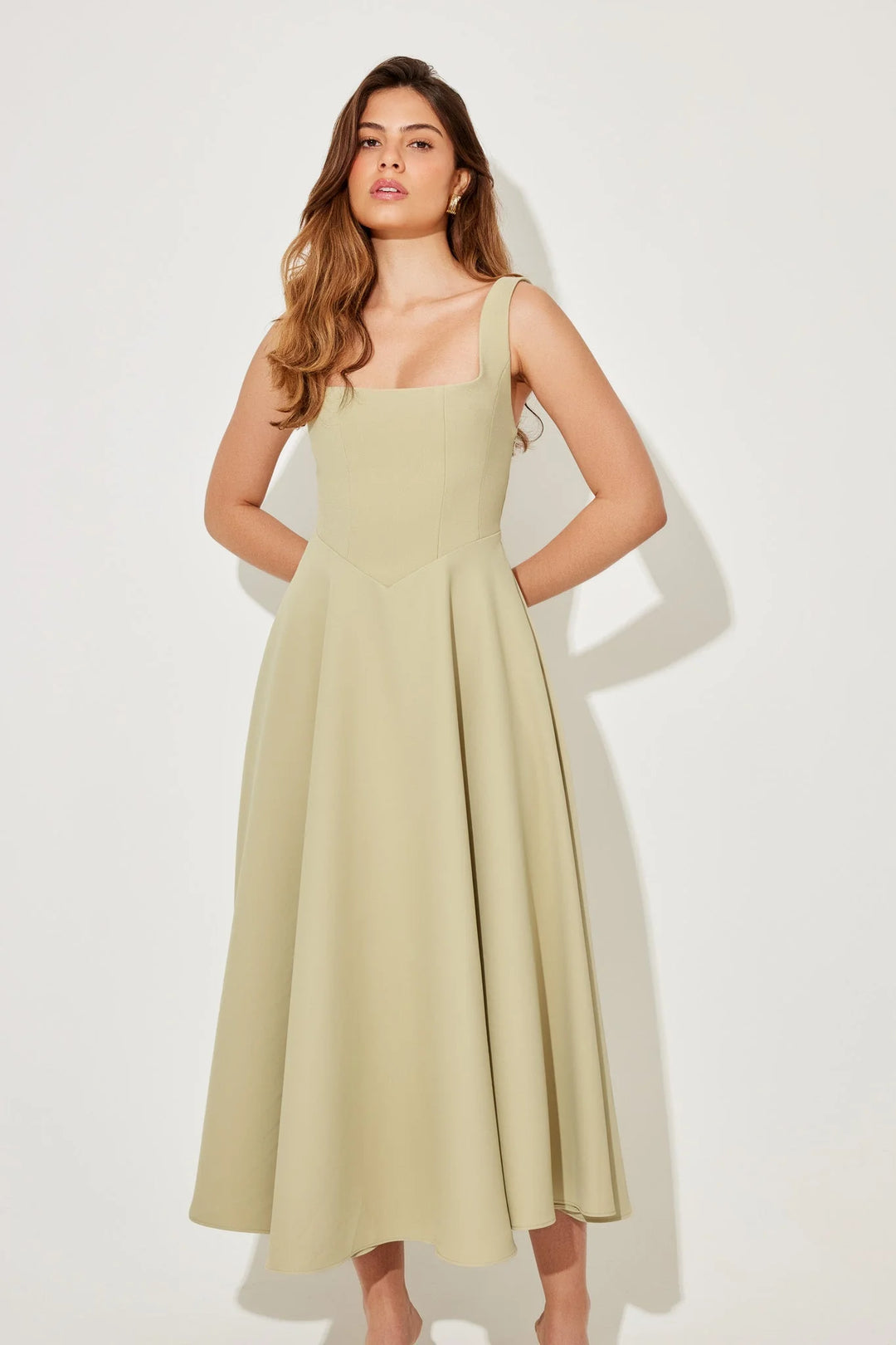 Amelia - Vestido Midi Atemporal