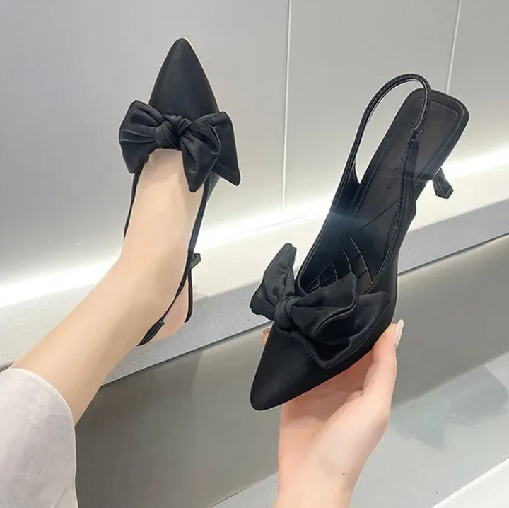 SAPATOS DE SALTO BAIXO COM LAÇO E SLINGBACK EM BICHO DE PÉ PARA SENHORA