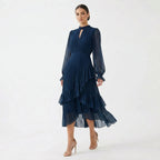 MARIANA - VESTIDO PLISADO CON MANGAS FLUIDAS y VOLANTES ASIMÉTRICOS