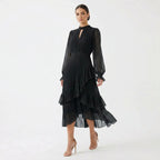 MARIANA - VESTIDO PLISADO CON MANGAS FLUIDAS y VOLANTES ASIMÉTRICOS