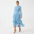 MARIANA - VESTIDO PLISADO CON MANGAS FLUIDAS y VOLANTES ASIMÉTRICOS