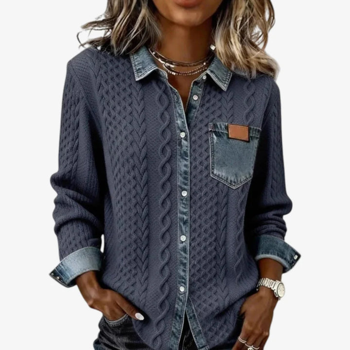 SHACKET FEMENINA DE PUNTO TRENZADO - CAPA CON BOTONES Y ACABADOS VAQUEROS PARA OTONO E INVIERNO