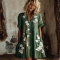 VESTIDO VERDE TIE-DYE CON BORDADO FLORAL BLANCO y ESCOTE EN v
