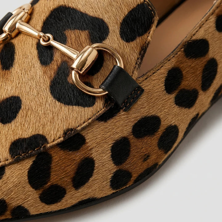 Leona | Mule Leopardo Com Corrente Mulher Chique