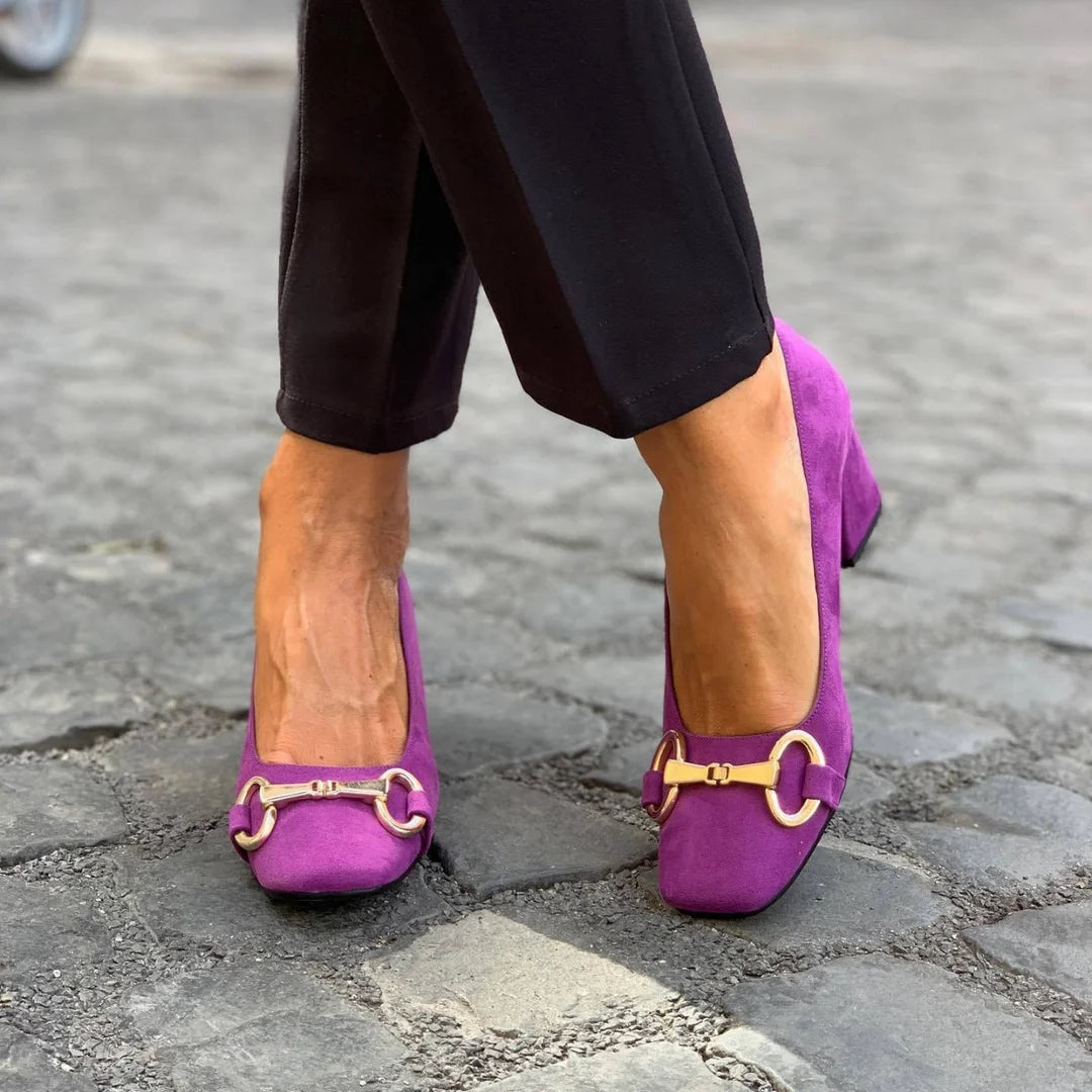 Zapatos De Tacón Elegantes Con Detalles Dorados