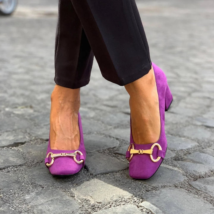 Zapatos De Tacón Elegantes Con Detalles Dorados