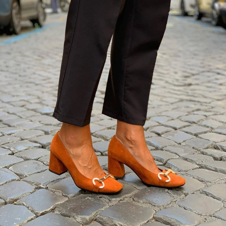 Zapatos De Tacón Elegantes Con Detalles Dorados