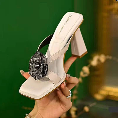 SANDÁLIAS MULE DE SALTO LARGO COM BICOS QUADRADOS E ESTAMPADO FLORAL PARA MULHER