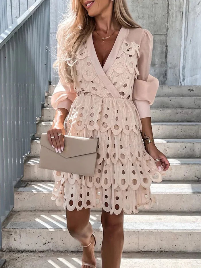 Vestido Mini Bordado Con Mangas Transparentes Y Detalle Recortado