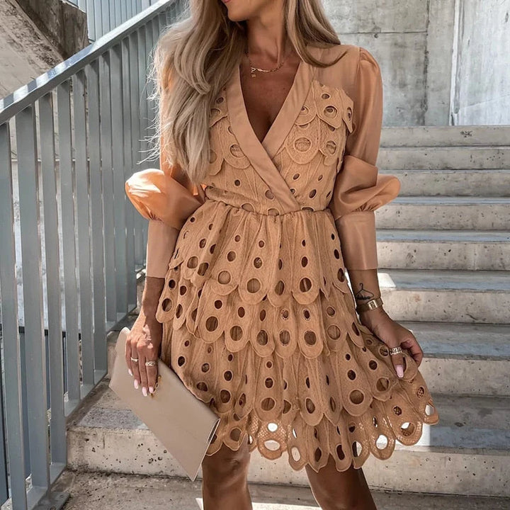 Vestido Mini Bordado Con Mangas Transparentes Y Detalle Recortado