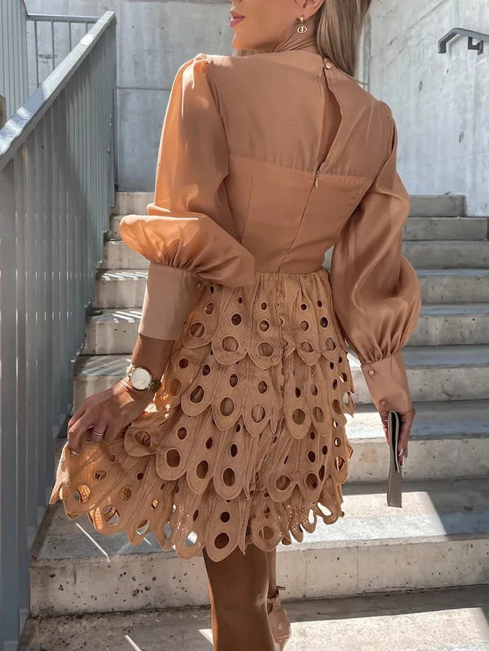 Vestido Mini Bordado Con Mangas Transparentes Y Detalle Recortado