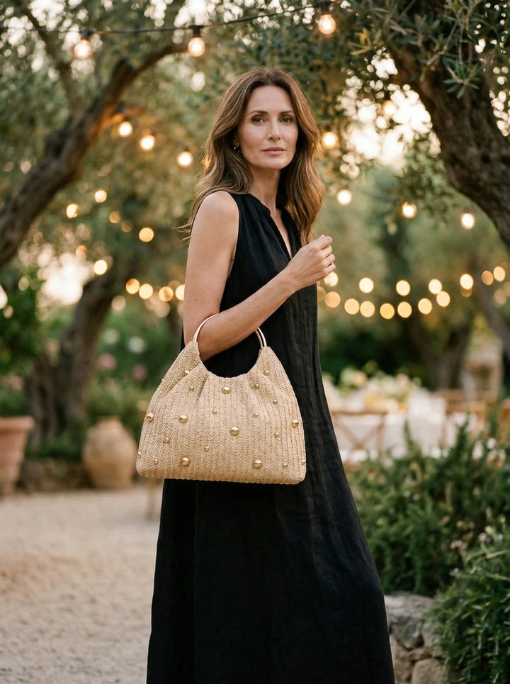Bolso De Rafia Artesanal Con Tachuelas Y Asa Anillo Dorado Escultural