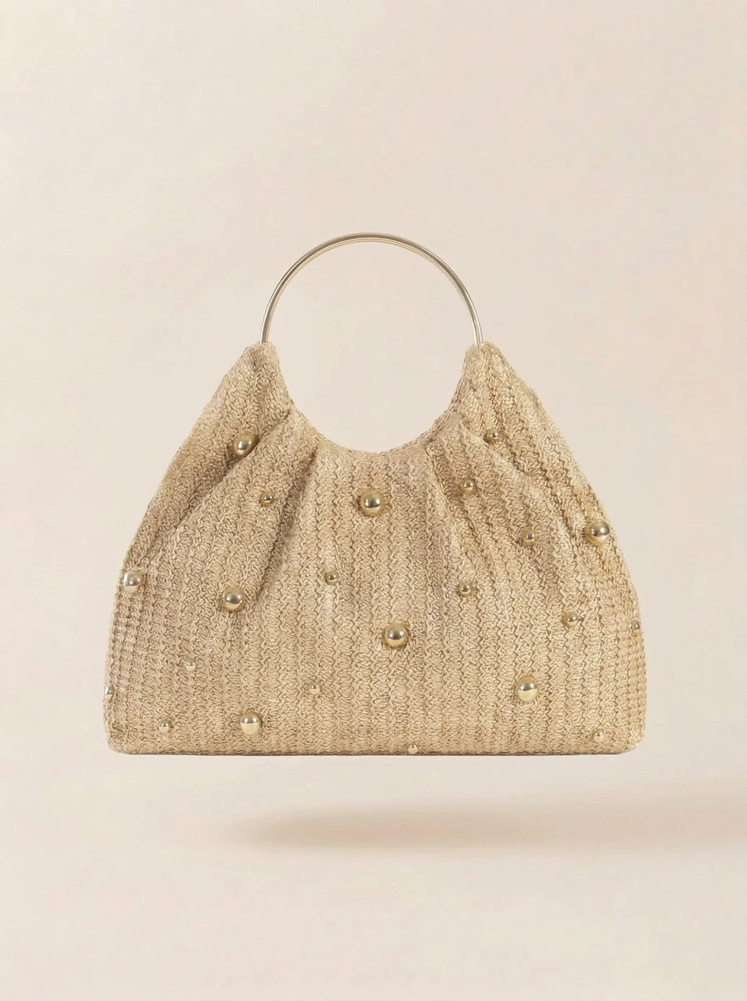 Bolso De Rafia Artesanal Con Tachuelas Y Asa Anillo Dorado Escultural