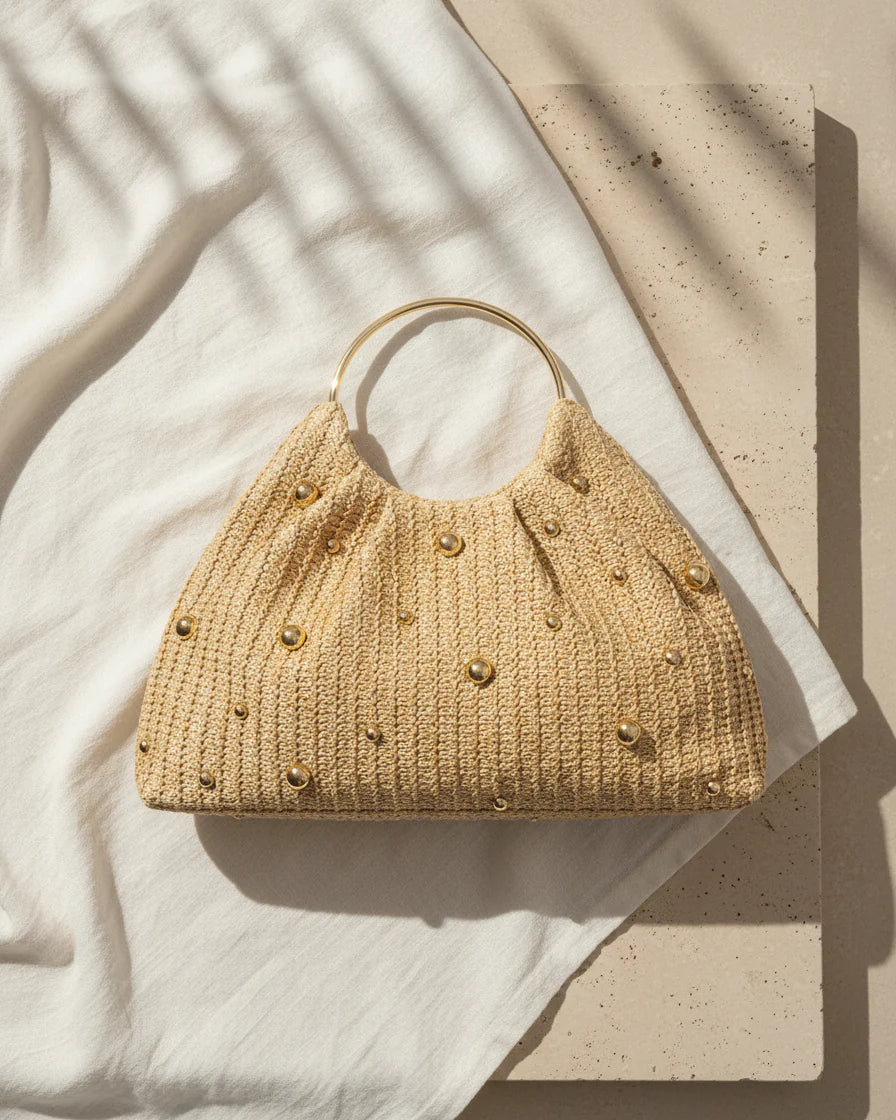 Bolso De Rafia Artesanal Con Tachuelas Y Asa Anillo Dorado Escultural